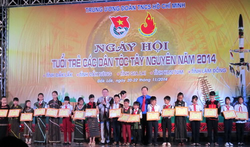 Trao học bổng Vừ A Dính cho học sinh dân tộc thiểu số nghèo vượt khó học giỏi của tỉnh Đắk Lắk